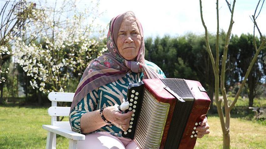 Anneler gününde aldığı hediye hayatını değiştirdi: Süheyla Şimşek’in el mızıkasıyla başlayan hayatı belgesel oldu