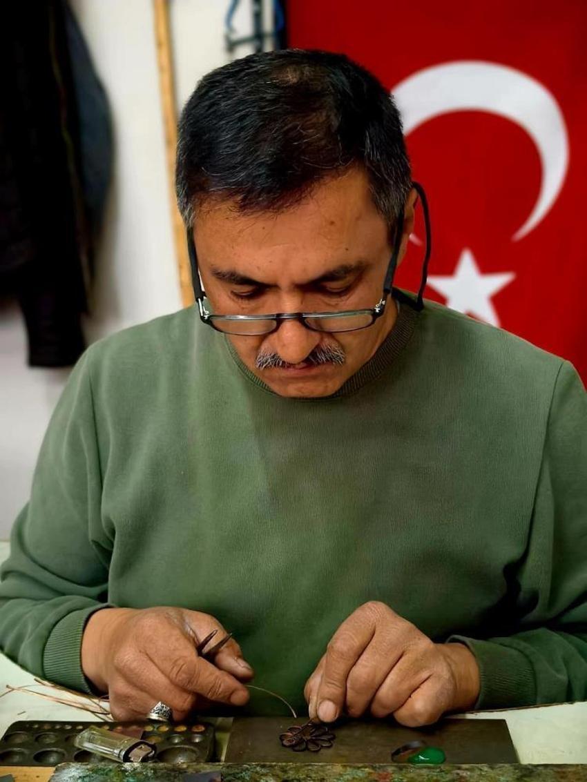 Elinde gümüş dantel gibi işleniyor! Bu sanat gelecek nesillere miras kalacak! 40 yıllık Telkari Ustası Muharrem Güneş ateşe şekil veriyor