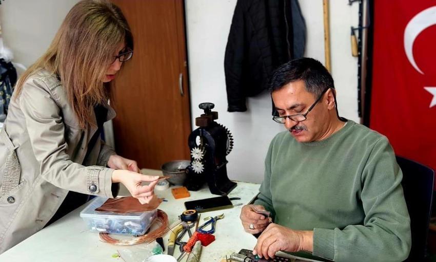 Elinde gümüş dantel gibi işleniyor! Bu sanat gelecek nesillere miras kalacak! 40 yıllık Telkari Ustası Muharrem Güneş ateşe şekil veriyor