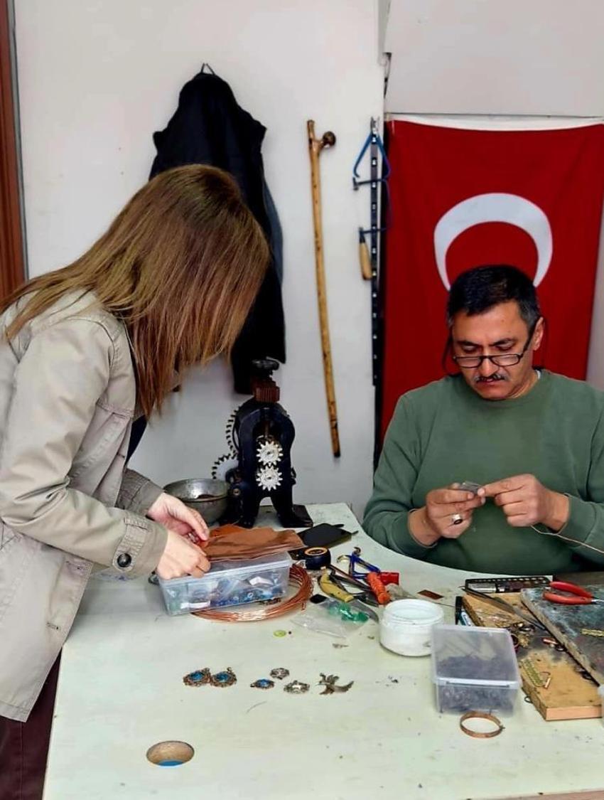 Elinde gümüş dantel gibi işleniyor! Bu sanat gelecek nesillere miras kalacak! 40 yıllık Telkari Ustası Muharrem Güneş ateşe şekil veriyor