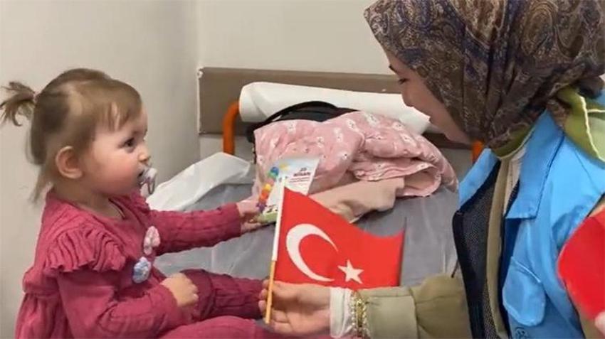 Erzincan'da hastanedeki çocuklara 23 Nisan sürprizi