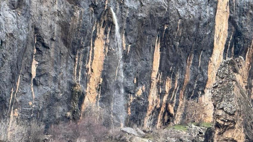 Şırnak'ta ilk kez görüldü: Kayanın içinden su fışkırıyor!
