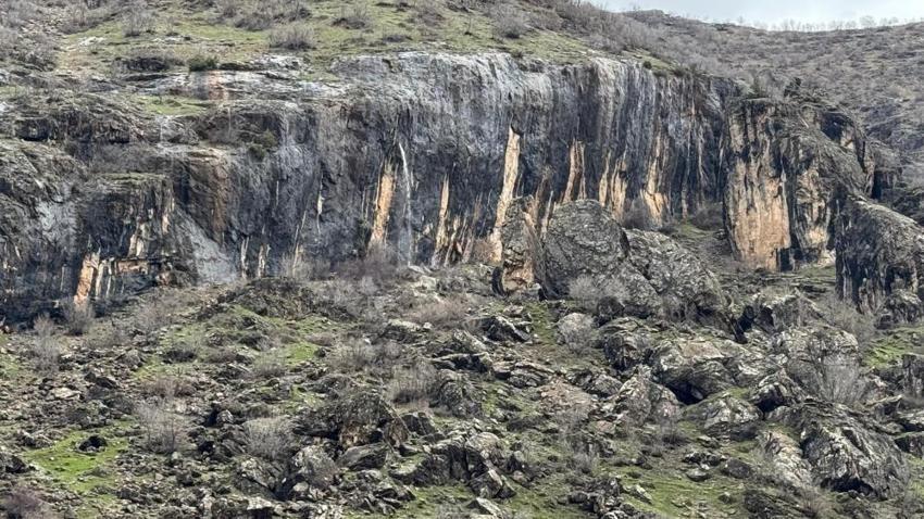 Şırnak'ta ilk kez görüldü: Kayanın içinden su fışkırıyor!