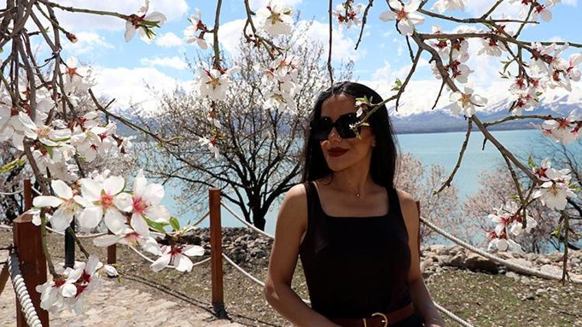 Akdamar Adası pembe-beyaz gelinliğini giydi! Turistler akın etmeye başladı: Dünyanın her yerinden akın var