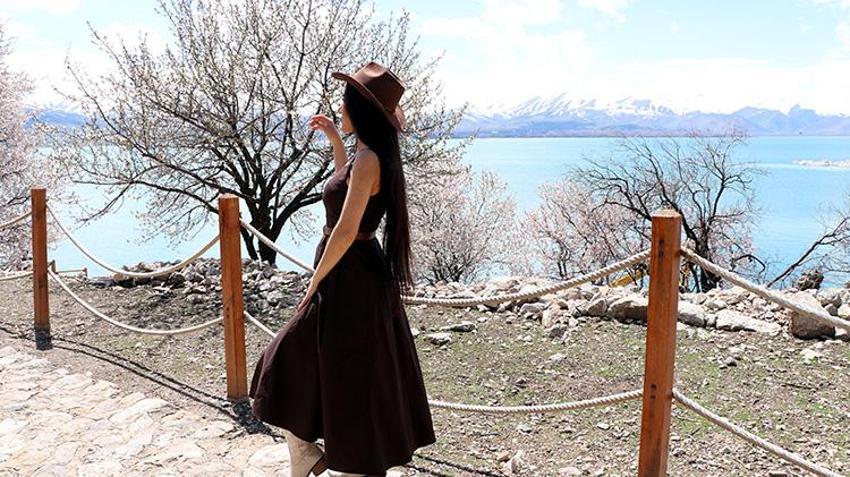 Akdamar Adası pembe-beyaz gelinliğini giydi! Turistler akın etmeye başladı: Dünyanın her yerinden akın var