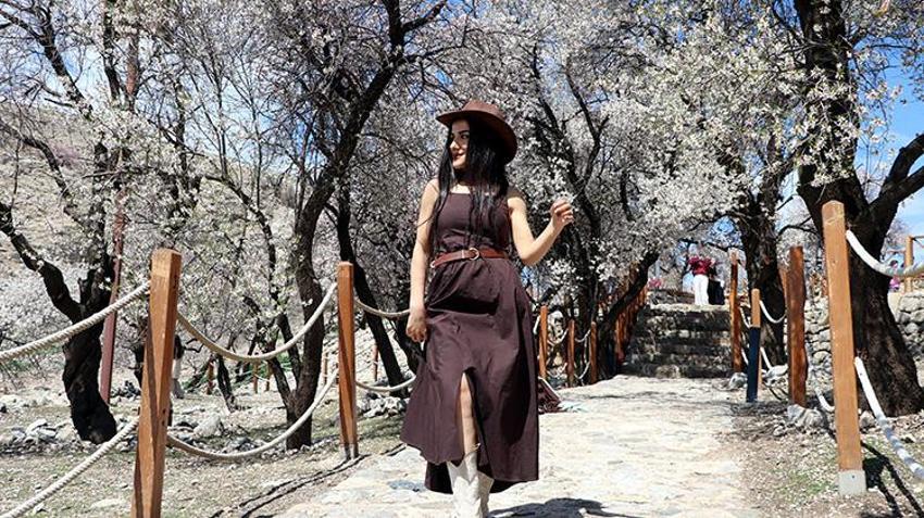 Akdamar Adası pembe-beyaz gelinliğini giydi! Turistler akın etmeye başladı: Dünyanın her yerinden akın var
