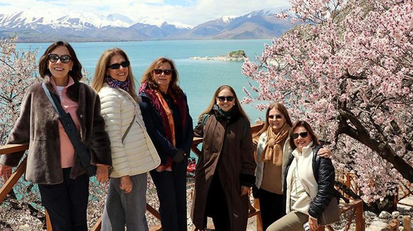Akdamar Adası pembe-beyaz gelinliğini giydi! Turistler akın etmeye başladı: Dünyanın her yerinden akın var