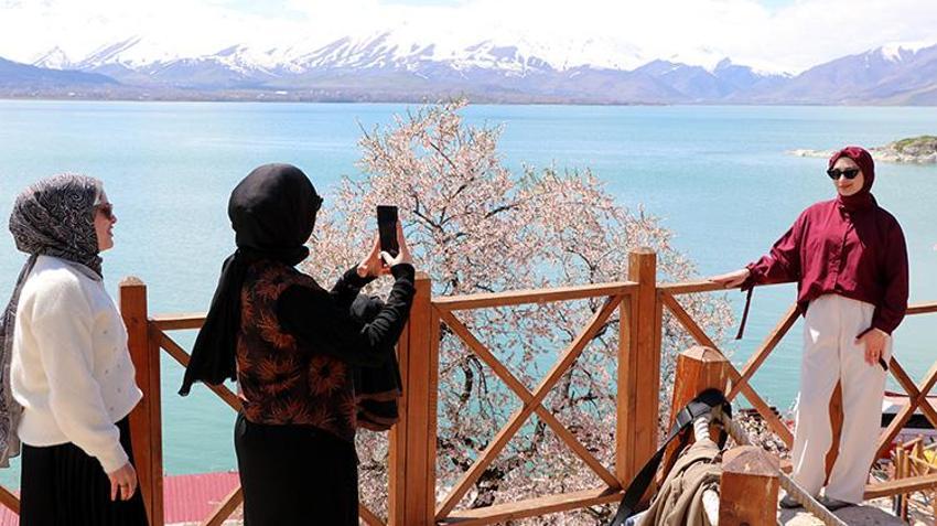 Akdamar Adası pembe-beyaz gelinliğini giydi! Turistler akın etmeye başladı: Dünyanın her yerinden akın var