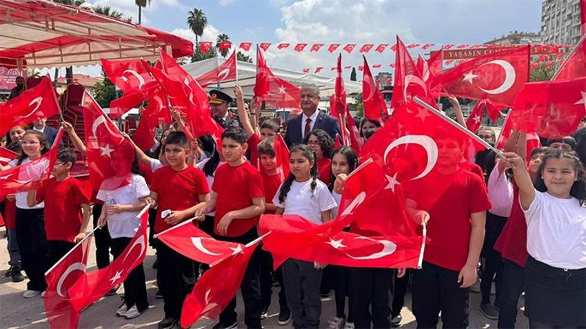 Adana'da 23 Nisan coşkusu sokaklara taştı