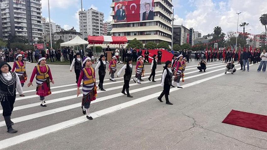 Adana'da 23 Nisan coşkusu sokaklara taştı