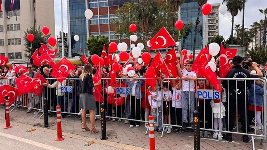 Adana'da 23 Nisan coşkusu sokaklara taştı
