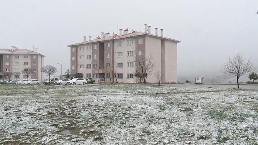 23 Nisan'da lapa lapa kar yağdı! Burası ne Muş ne de Erzurum, valilik açıkladı