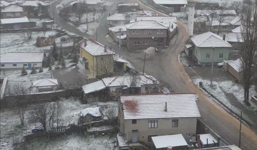 Eskişehir'de bir mahalle Nisan ayında kar altında kaldı!