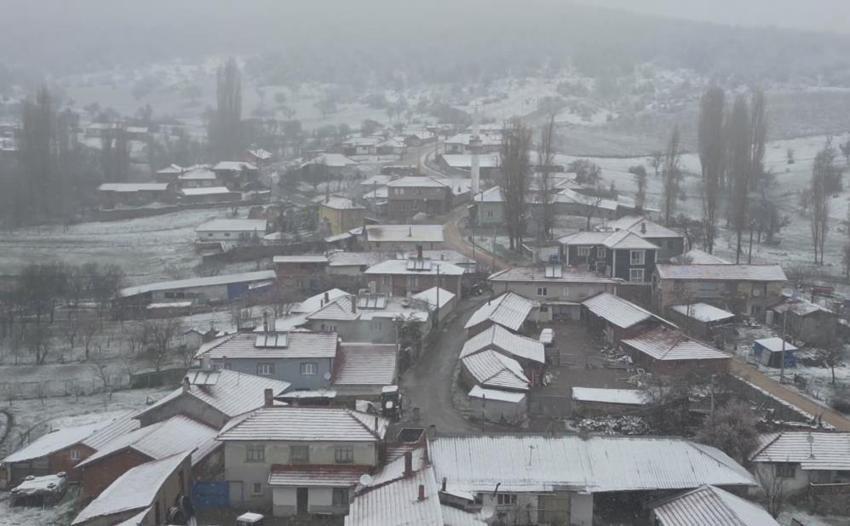 Eskişehir'de bir mahalle Nisan ayında kar altında kaldı!