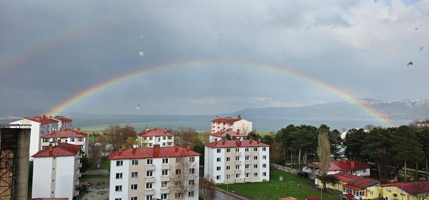 Tatvan’da yağışın ardından gökkuşağı görsel şölen sundu
