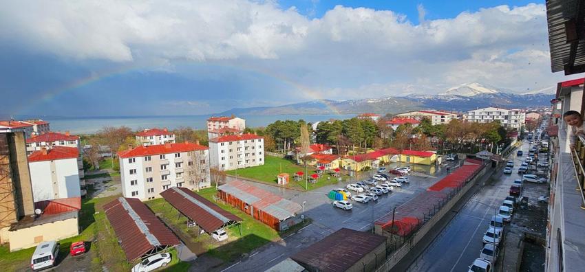 Tatvan’da yağışın ardından gökkuşağı görsel şölen sundu