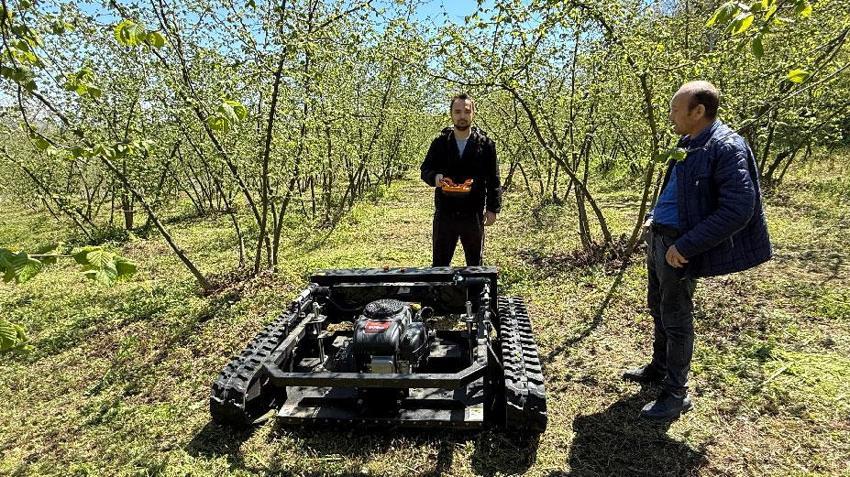 İki işçinin yaptığı işi 3 saatte bitiriyor, çiftçi ise hayretle izliyor