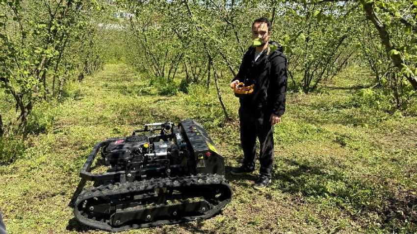 İki işçinin yaptığı işi 3 saatte bitiriyor, çiftçi ise hayretle izliyor