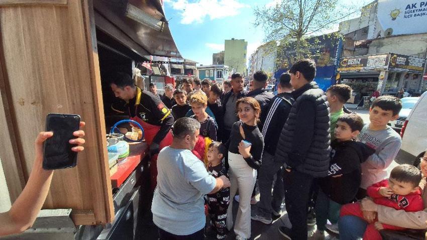 Süleymanpaşa'da çocuklara ücretsiz kokoreç dağıtıldı, yoğunluktan izdiham oluştu