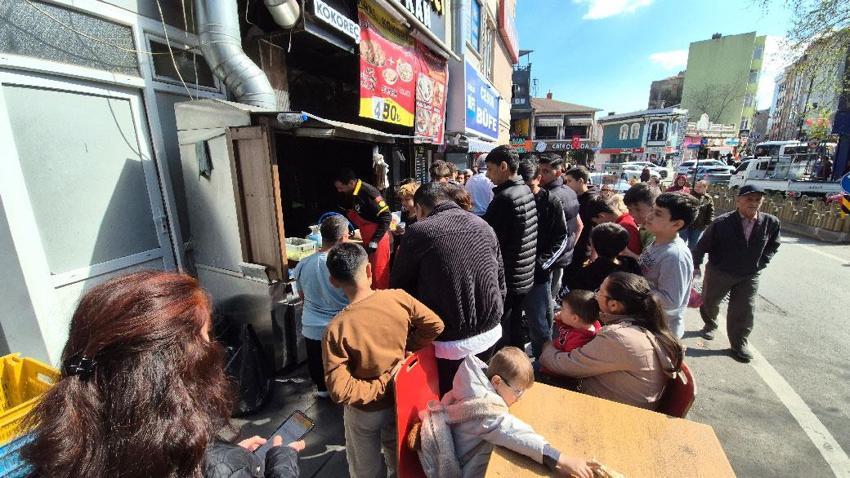 Süleymanpaşa'da çocuklara ücretsiz kokoreç dağıtıldı, yoğunluktan izdiham oluştu