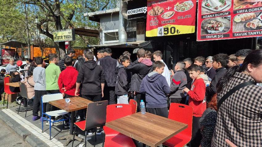 Süleymanpaşa'da çocuklara ücretsiz kokoreç dağıtıldı, yoğunluktan izdiham oluştu