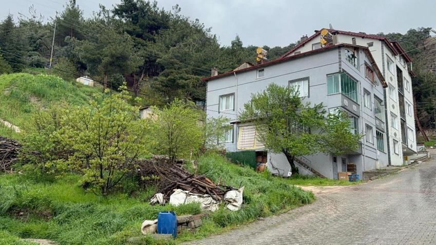 Reşadiye’de toprak kayması korku yarattı! AFAD ekipleri 5 binadaki 13 daireyi tahliye etti, bölge dron ile görüntülendi