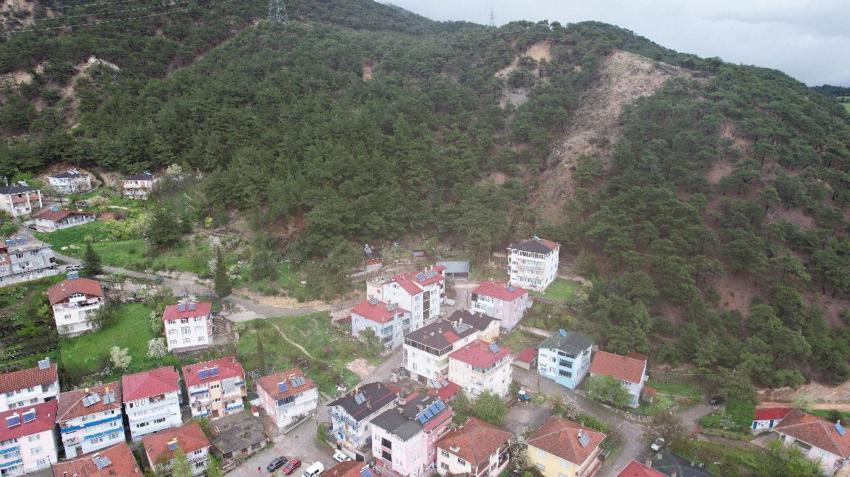 Reşadiye’de toprak kayması korku yarattı! AFAD ekipleri 5 binadaki 13 daireyi tahliye etti, bölge dron ile görüntülendi