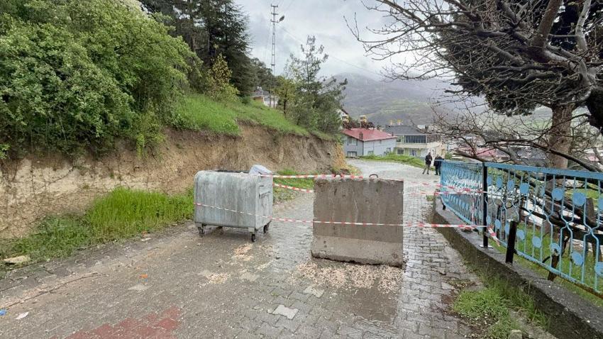 Reşadiye’de toprak kayması korku yarattı! AFAD ekipleri 5 binadaki 13 daireyi tahliye etti, bölge dron ile görüntülendi