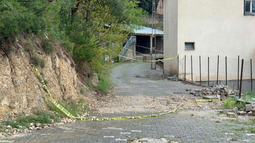 Reşadiye’de toprak kayması korku yarattı! AFAD ekipleri 5 binadaki 13 daireyi tahliye etti, bölge dron ile görüntülendi
