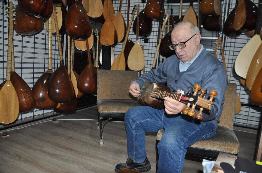 Kafkasya ve Orta Doğu kültürlerine ait 'tar' enstrümanı son ustaların omuzlarında ayakta kalmaya çalışıyor! Kars'ta 73 yaşındaki usta kaybolan gelenek için çırak arıyor