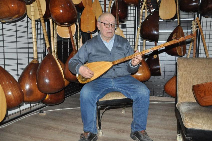 Kafkasya ve Orta Doğu kültürlerine ait 'tar' enstrümanı son ustaların omuzlarında ayakta kalmaya çalışıyor! Kars'ta 73 yaşındaki usta kaybolan gelenek için çırak arıyor