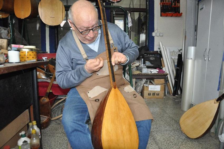 Kafkasya ve Orta Doğu kültürlerine ait 'tar' enstrümanı son ustaların omuzlarında ayakta kalmaya çalışıyor! Kars'ta 73 yaşındaki usta kaybolan gelenek için çırak arıyor