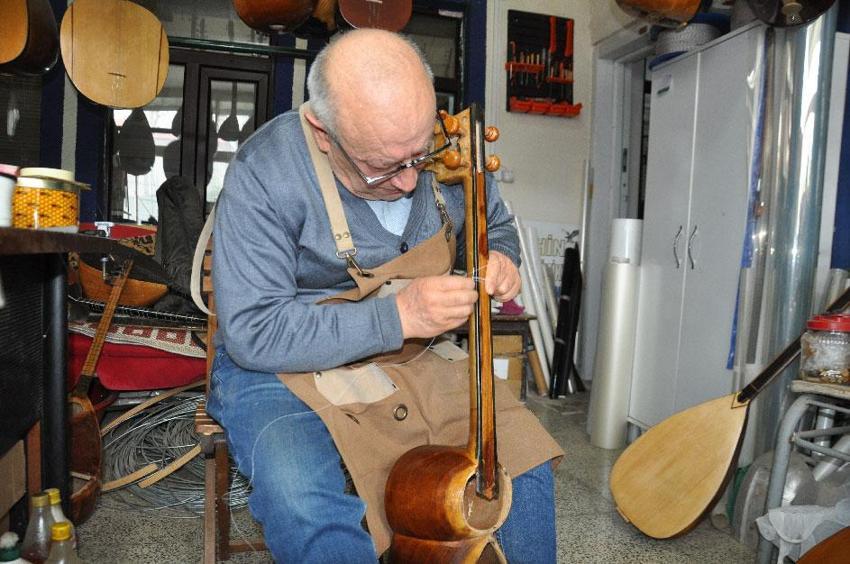 Kafkasya ve Orta Doğu kültürlerine ait 'tar' enstrümanı son ustaların omuzlarında ayakta kalmaya çalışıyor! Kars'ta 73 yaşındaki usta kaybolan gelenek için çırak arıyor