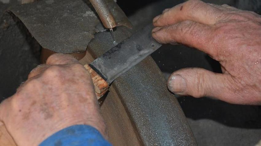 Babasından devraldı, 64 yıldır bırakmadı! Çeliğe zeytinyağıyla hayat veriyor