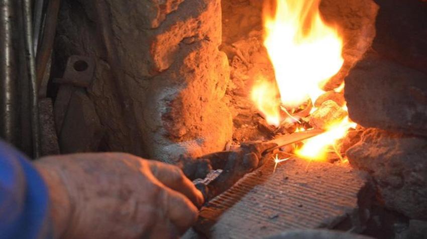 Babasından devraldı, 64 yıldır bırakmadı! Çeliğe zeytinyağıyla hayat veriyor