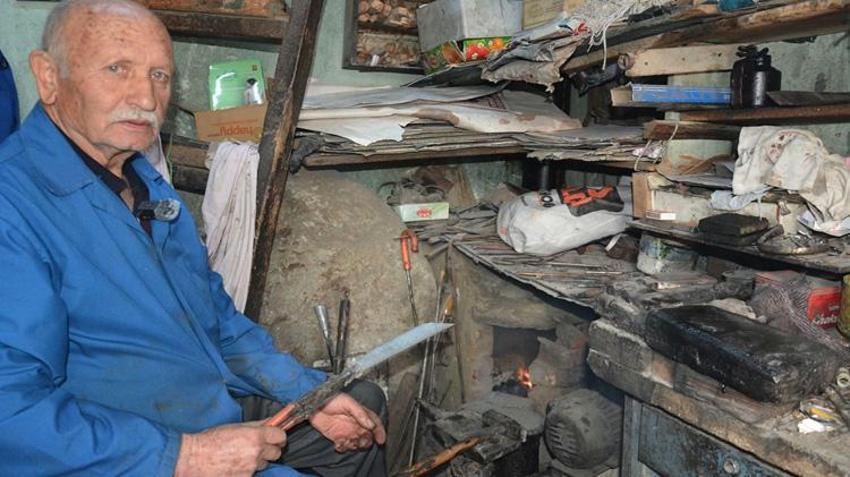 Babasından devraldı, 64 yıldır bırakmadı! Çeliğe zeytinyağıyla hayat veriyor