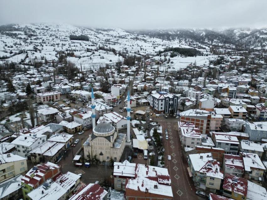 Tokat beyaza büründü, 25 yıl sonra gelen leylekler kar altında kaldı!