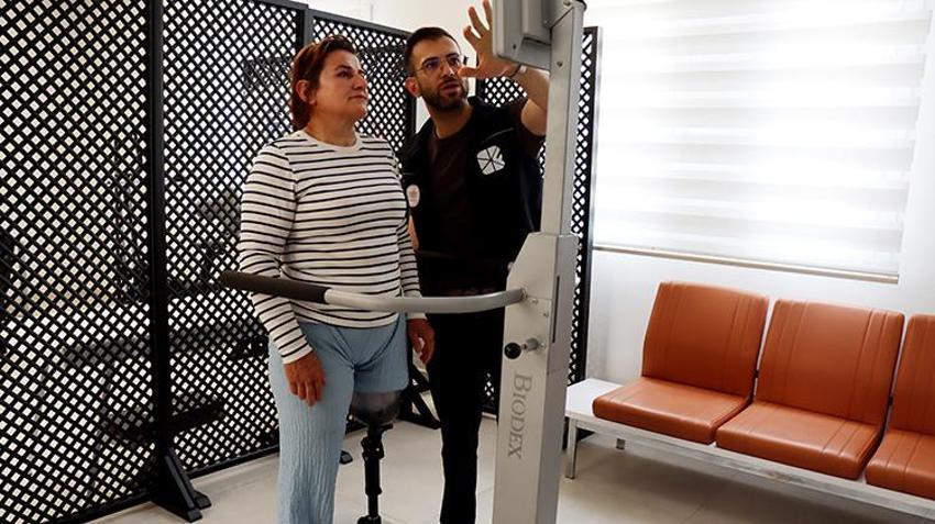 7 yaşına kamyon çarpmasıyla bacağını kaybeden kadın 38 yıl sonra protezine kavuştu