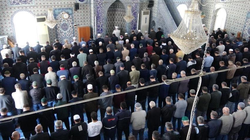 Kocaeli'de 9 yaşındaki çocuk 3 bin kişilik cemaate hutbe okudu: 'Çok heyecanlandım'
