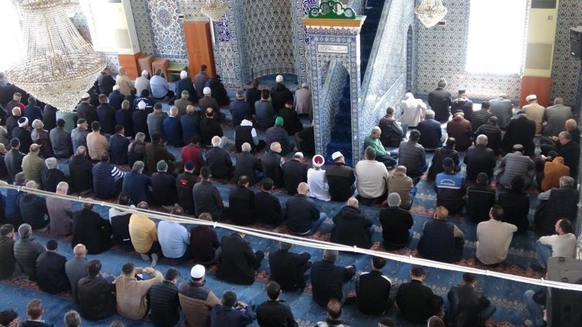 Kocaeli'de 9 yaşındaki çocuk 3 bin kişilik cemaate hutbe okudu: 'Çok heyecanlandım'