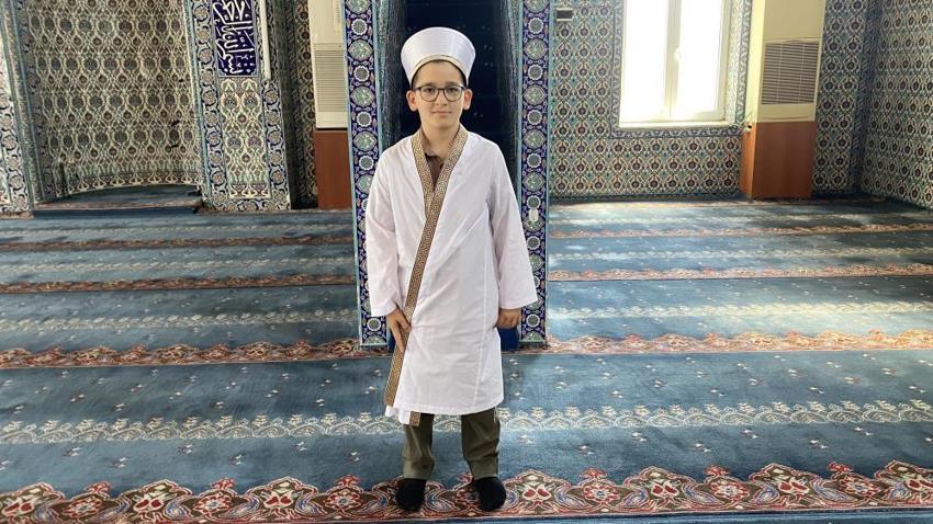 Kocaeli'de 9 yaşındaki çocuk 3 bin kişilik cemaate hutbe okudu: 'Çok heyecanlandım'