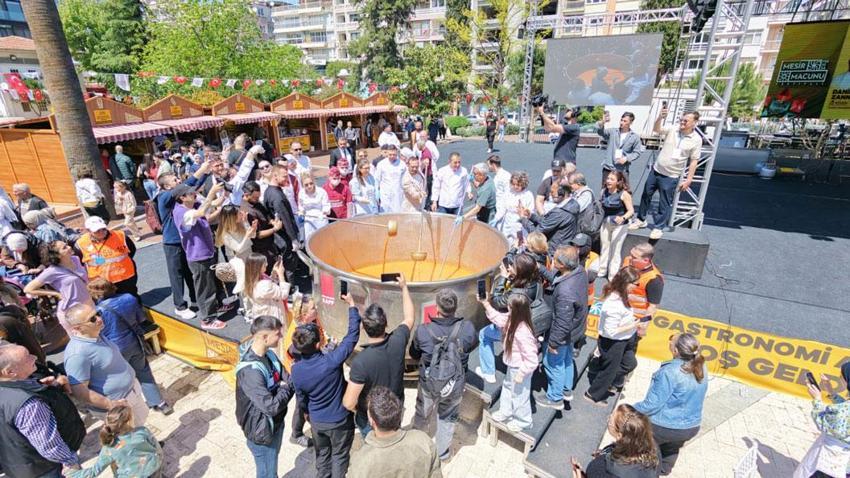 Manisa Gastronomi Panayırı etkinliğinde dev tencereden 5 bin kişiye çorba