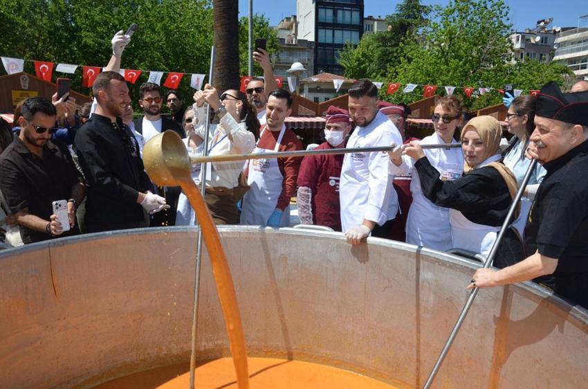 Manisa Gastronomi Panayırı etkinliğinde dev tencereden 5 bin kişiye çorba