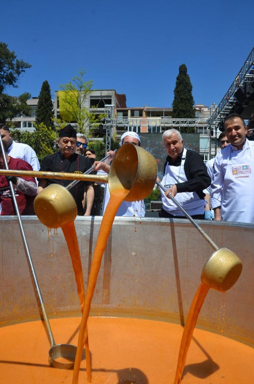 Manisa Gastronomi Panayırı etkinliğinde dev tencereden 5 bin kişiye çorba