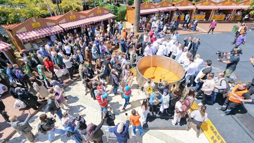 Manisa Gastronomi Panayırı etkinliğinde dev tencereden 5 bin kişiye çorba