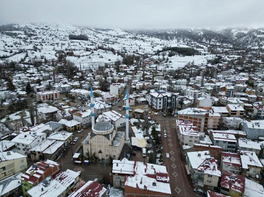 25 yıl sonra Tokat’ın Başçiftlik ilçesine dönen leylekler, nisan ayında kar altında kaldı