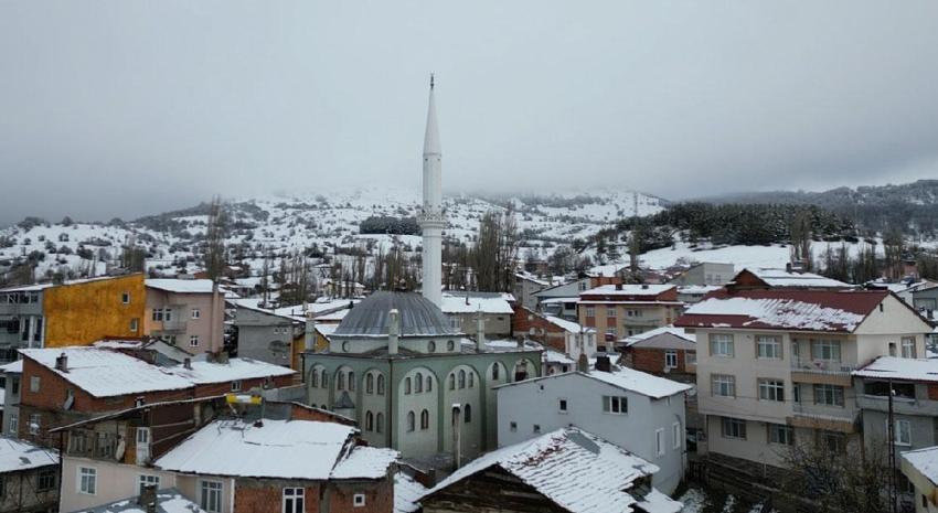25 yıl sonra Tokat’ın Başçiftlik ilçesine dönen leylekler, nisan ayında kar altında kaldı