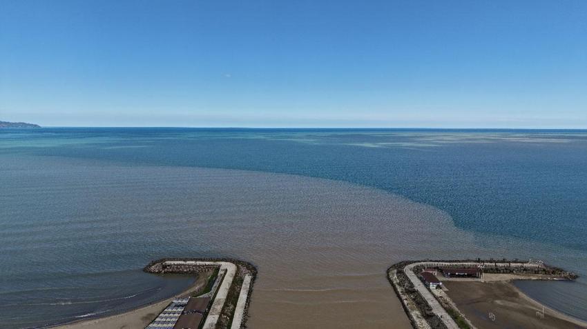 Ordu'da Karadeniz'in rengi kahverengiye döndü