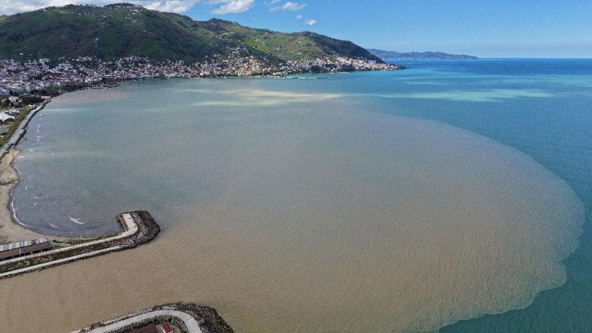 Ordu'da Karadeniz'in rengi kahverengiye döndü