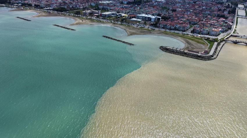 Ordu'da Karadeniz'in rengi kahverengiye döndü
